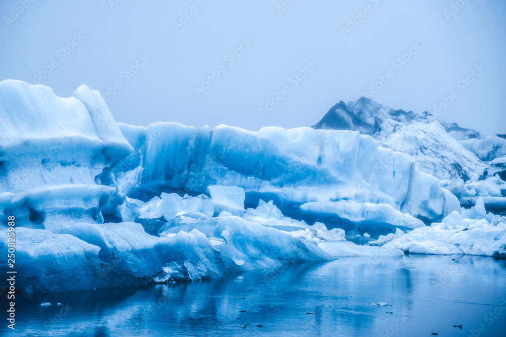 冰岛Jokulsarlon冰川泻湖中的冰山。