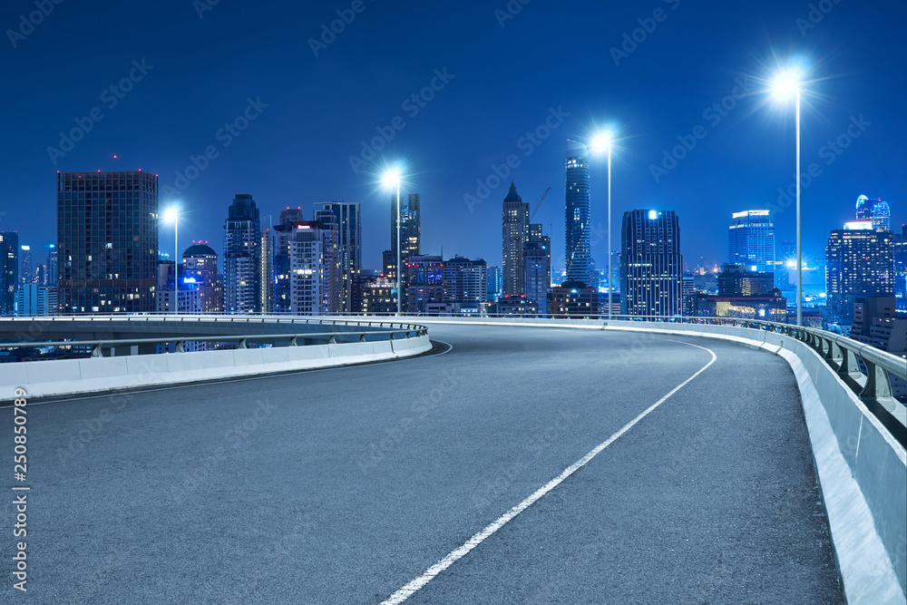 高速转角立交桥沥青路，曼谷城市景观，夜景。