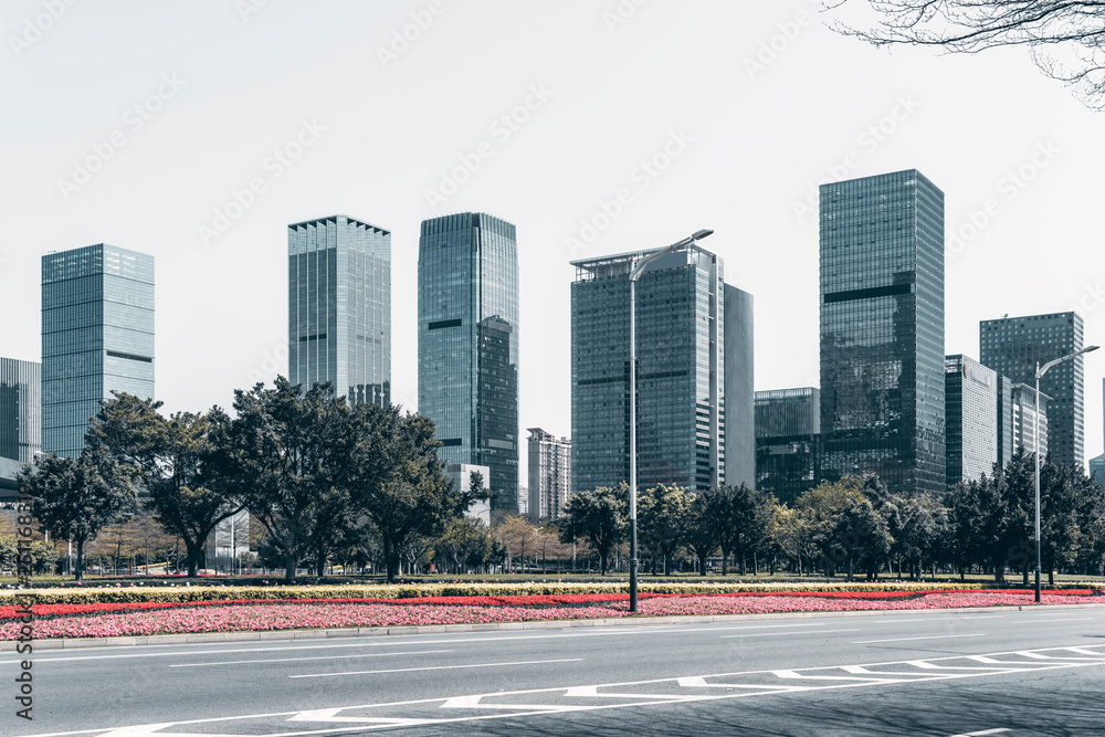 城市道路与现代建筑景观……