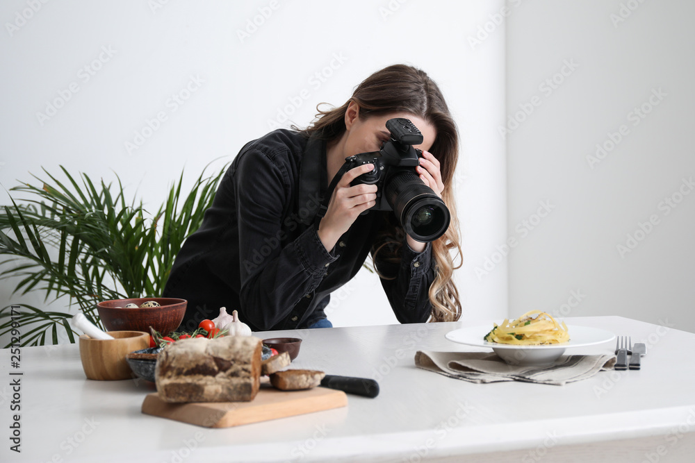 在家庭工作室工作的女性美食摄影师