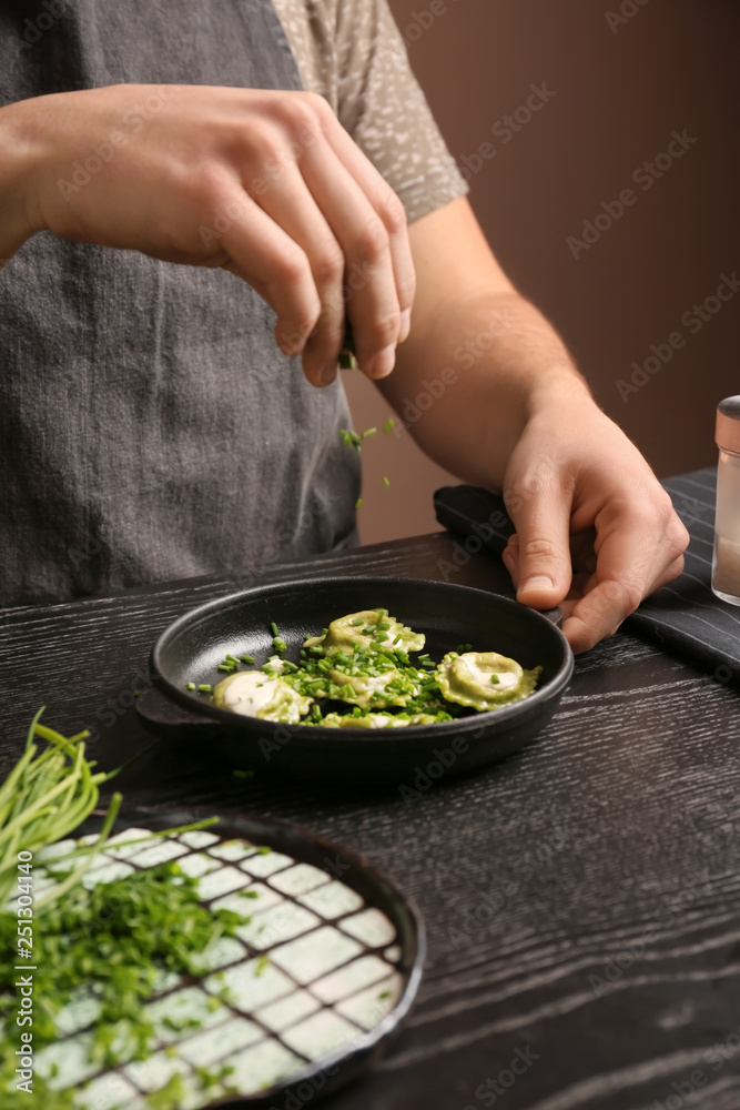 男厨师准备在餐桌上享用美味的饺子