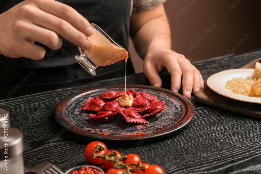 男厨师准备在餐桌上享用美味的饺子