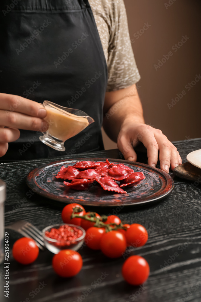 男厨师准备在餐桌上享用美味的饺子