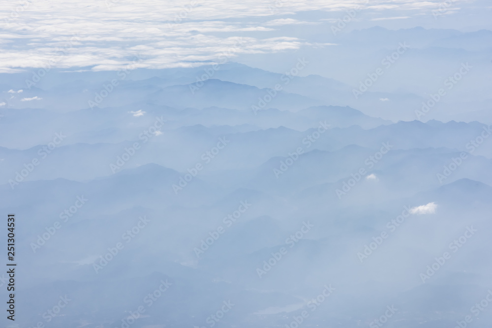 层层叠叠的山地景观