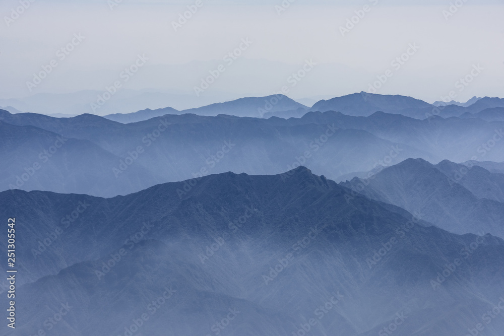 层层叠叠的山地景观