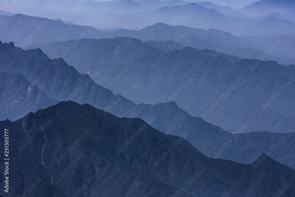 层层叠叠的山地景观