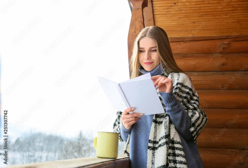 美丽的女人在冬日读书