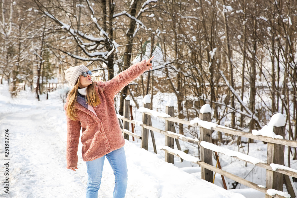 雪地度假村的美女