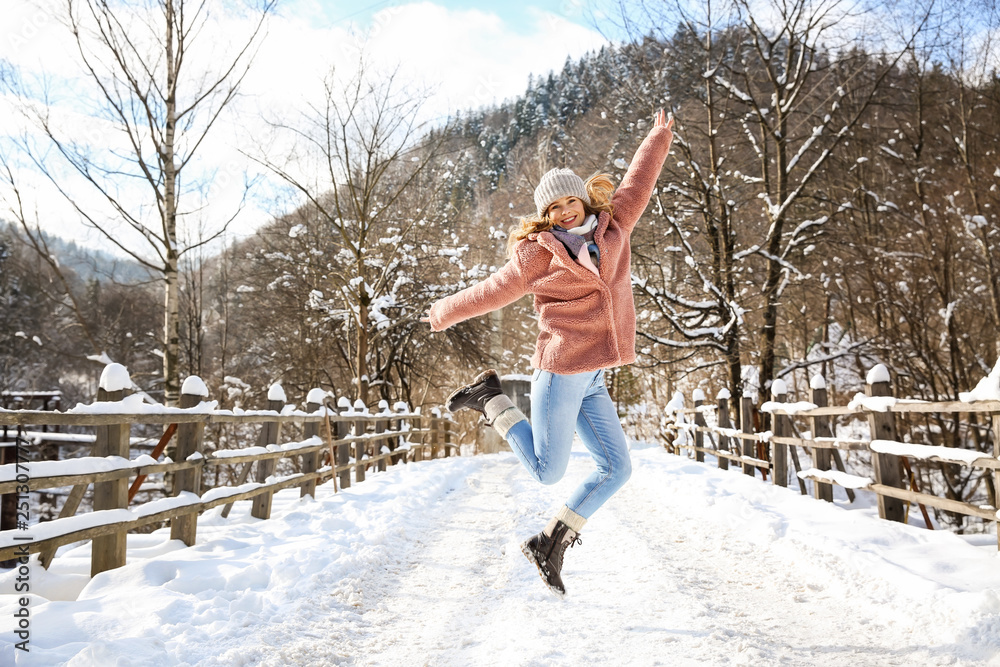 雪地度假村的快乐女人