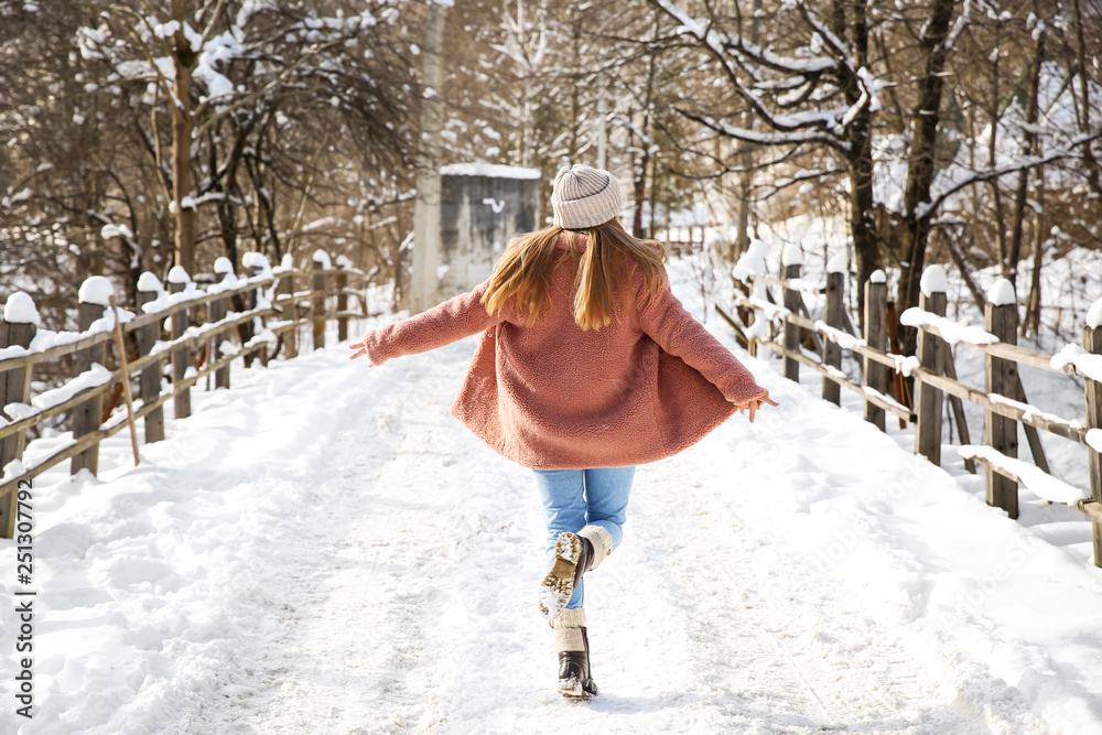 雪地度假村的快乐女人