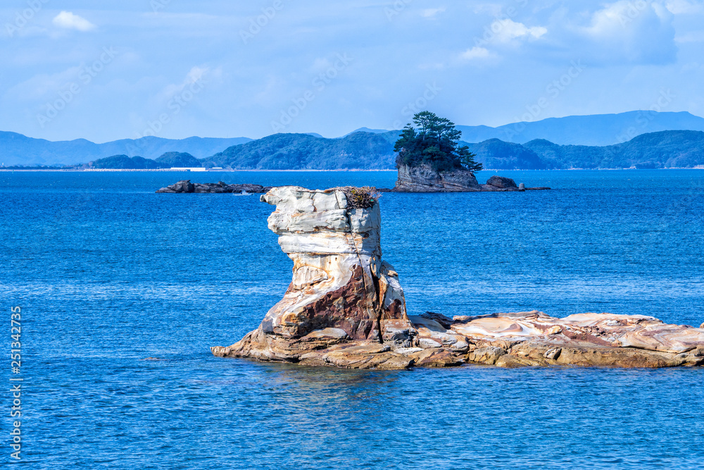 晴朗的日子里，蓝海上的许多小岛，著名的久宿岛（99岛）珍珠海度假胜地