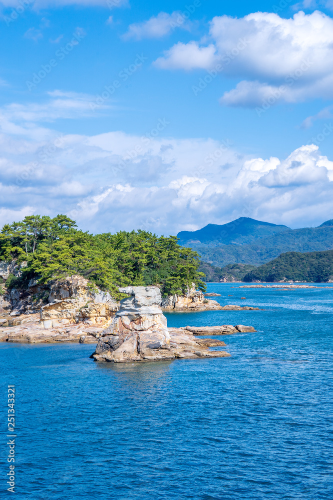 晴朗的日子里，蓝海上的许多小岛，著名的久宿岛（99岛）珍珠海度假胜地