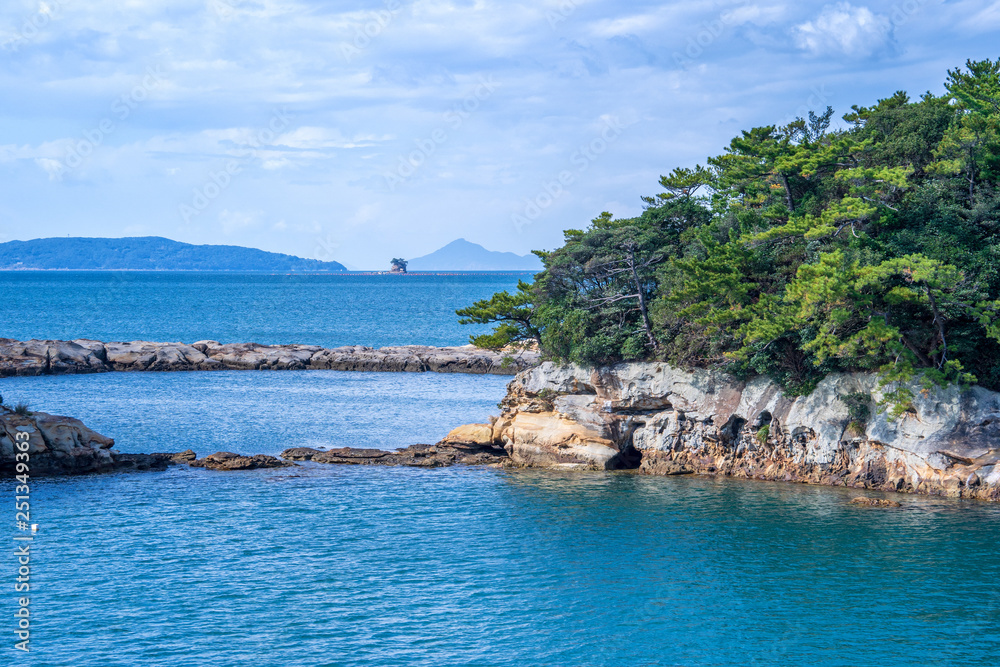 晴朗的日子里，蓝海上的许多小岛，著名的久宿岛（99岛）珍珠海度假胜地