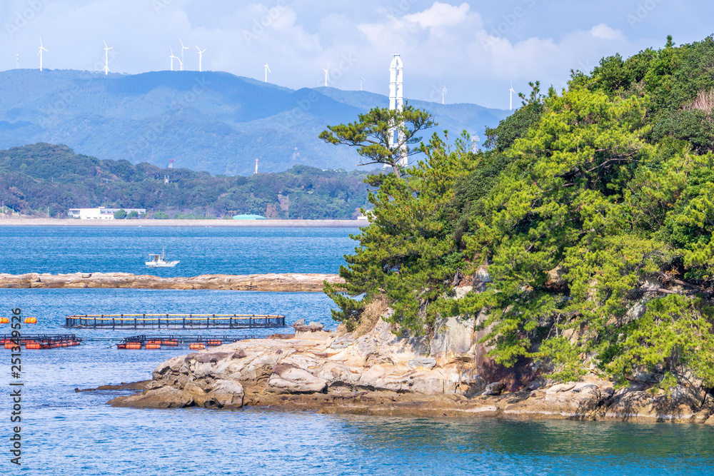 晴朗的日子里，蓝海上的许多小岛，著名的久宿岛（99岛）珍珠海度假胜地