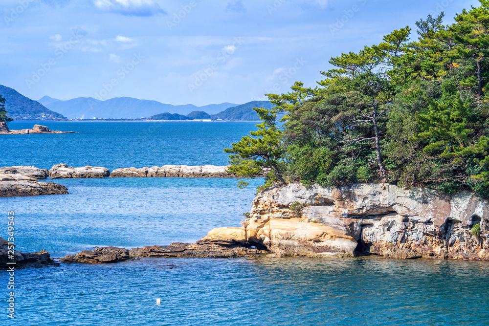 晴朗的日子里，蓝海上的许多小岛，著名的久宿岛（99岛）珍珠海度假胜地