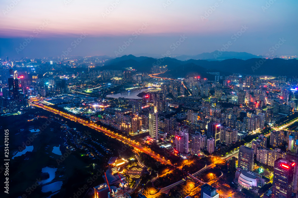 夜间城市建筑鸟瞰图。