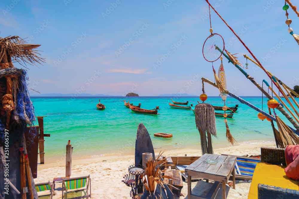 泰国Koh Lipe的海滩酒吧，海水清澈，天空湛蓝。