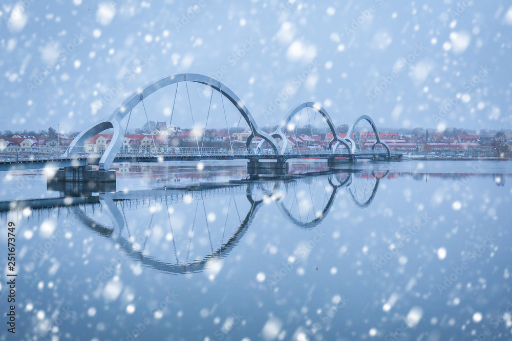 瑞典南部降雪的索尔维斯堡斯布隆人行天桥