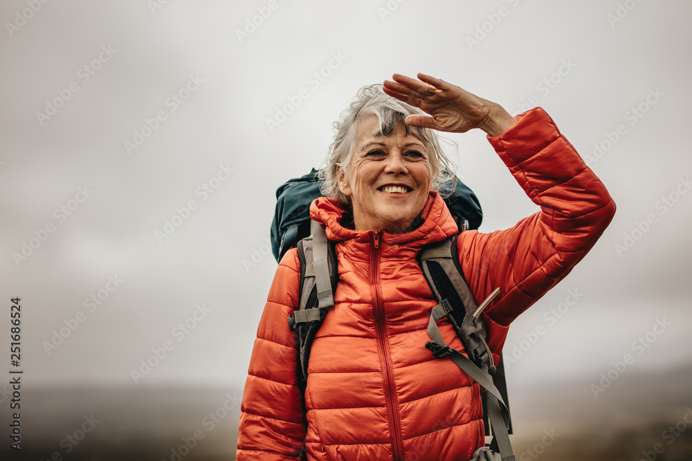 享受自然之美的女性徒步旅行者