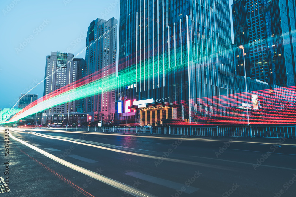 城市道路夜景和模糊车灯……