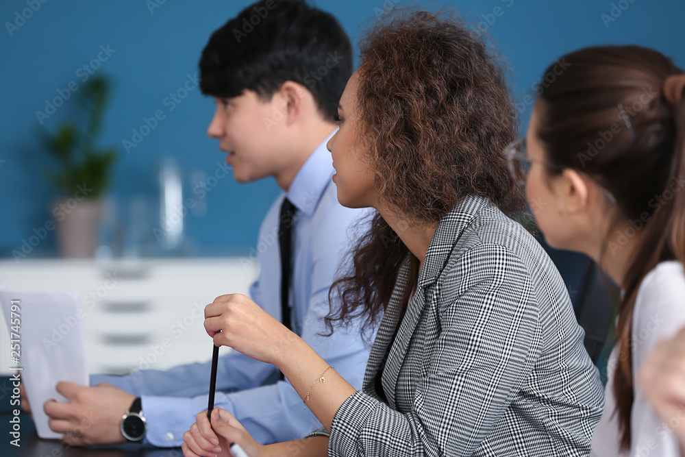 年轻人在办公室开商务会议