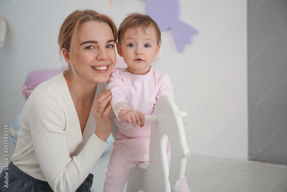 家里有可爱女婴的妈妈