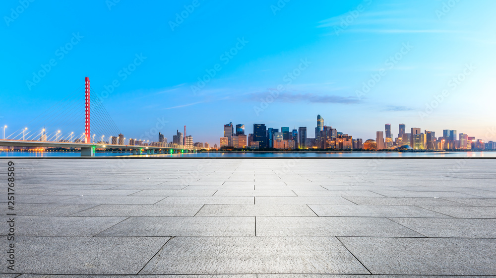 美丽的杭州城市天际线和日出时空旷的广场楼层