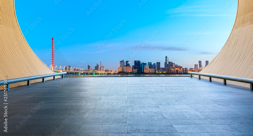 美丽的杭州城市天际线和日出时空旷的广场楼层