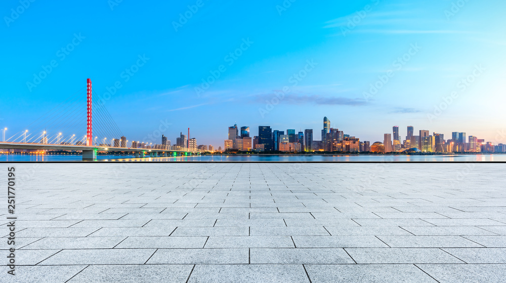 美丽的杭州城市天际线和日出时空旷的广场楼层