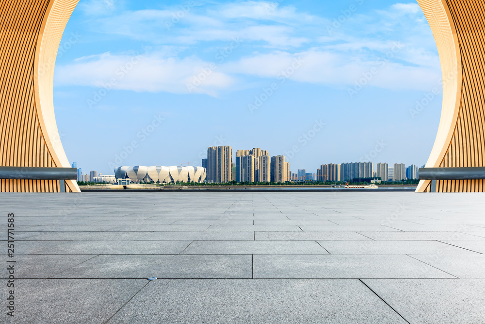 美丽的杭州城市天际线全景空荡荡的广场层