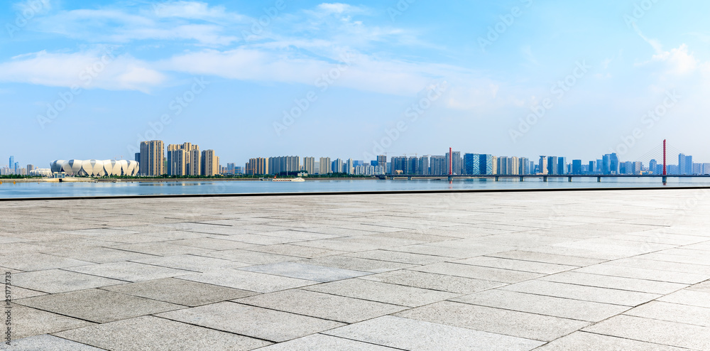 美丽的杭州城市天际线全景空荡荡的广场层