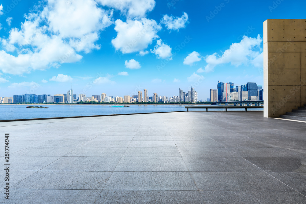 美丽的杭州城市天际线和空旷的广场楼层