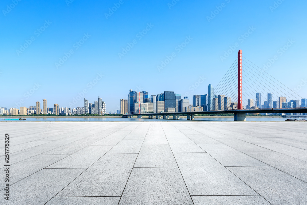 美丽的杭州城市天际线全景空荡荡的广场层