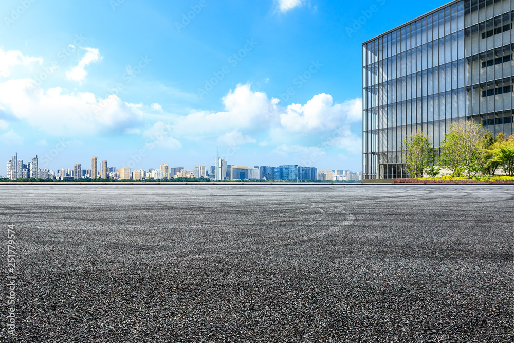 空荡荡的沥青广场地面和杭州有建筑的城市天际线