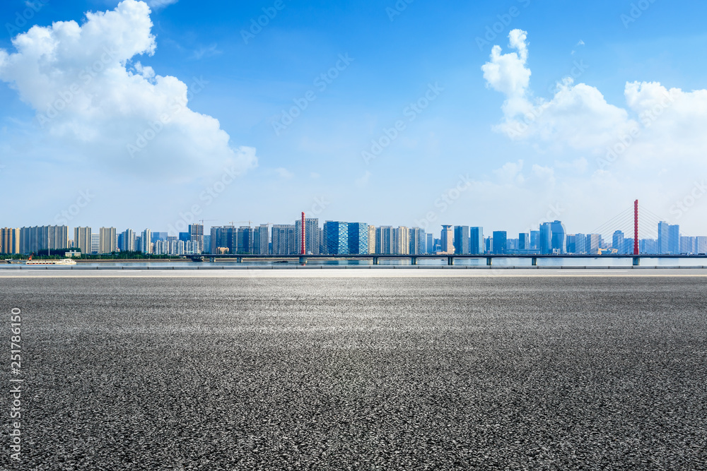 杭州空旷的柏油路和建筑林立的现代城市天际线