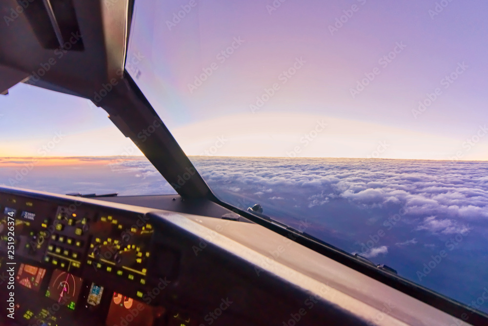 当飞机在空中高空飞行时，从副驾驶座驾驶舱内观看