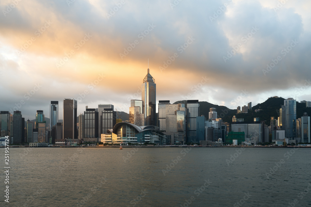 香港清晨维多利亚港阳光下的香港天际线。