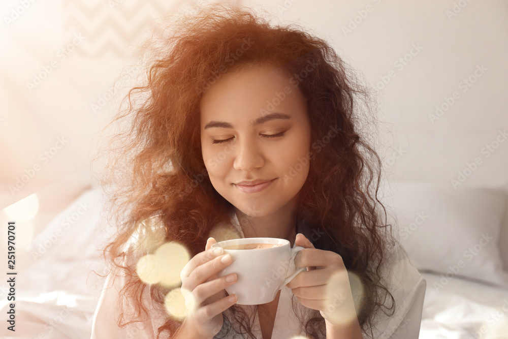 美丽的非裔美国妇女在家喝咖啡的早晨