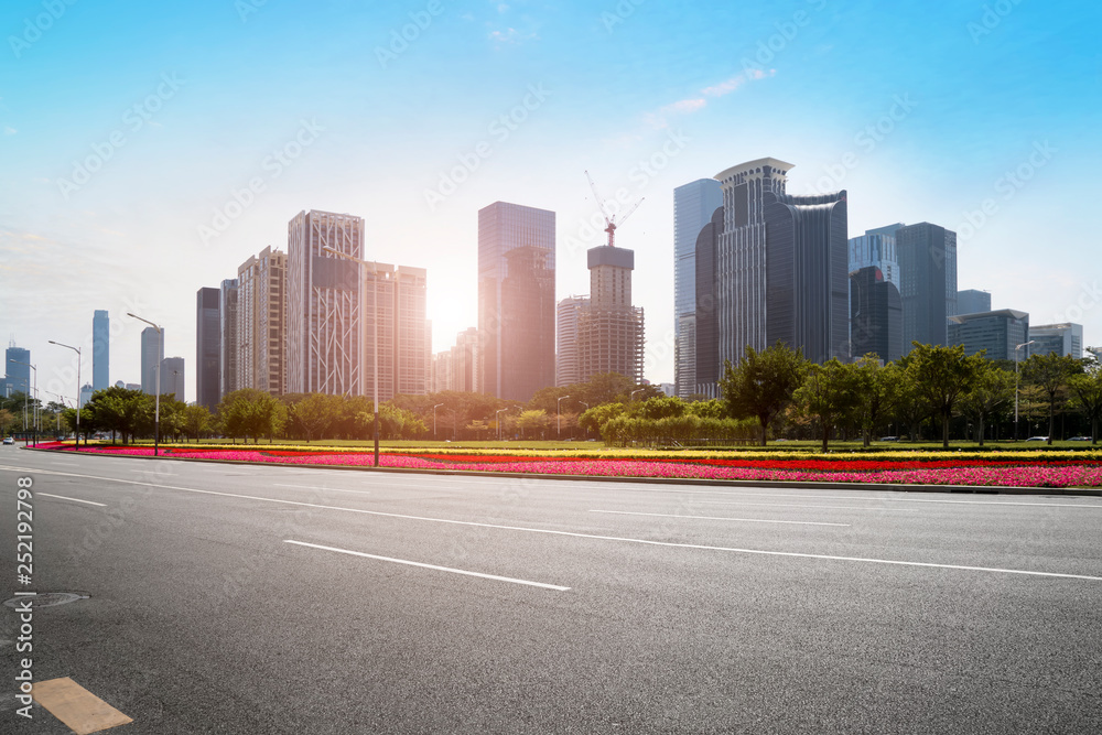 深圳城市道路与建筑景观的天际线……