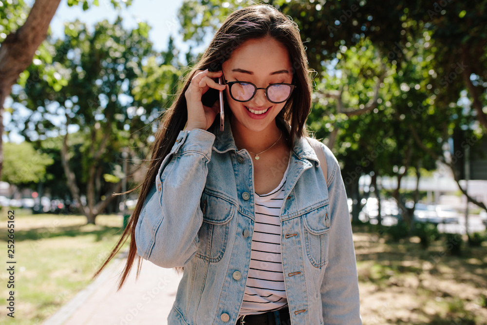 大学女生在校园里打手机