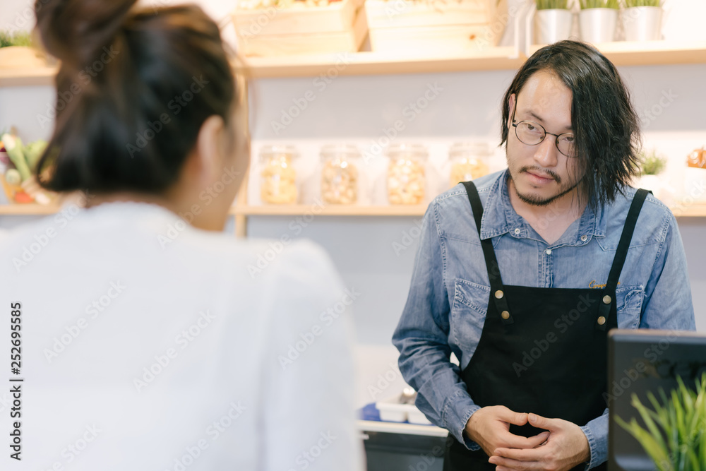 顾客选择并选择一些食物给酒吧服务员