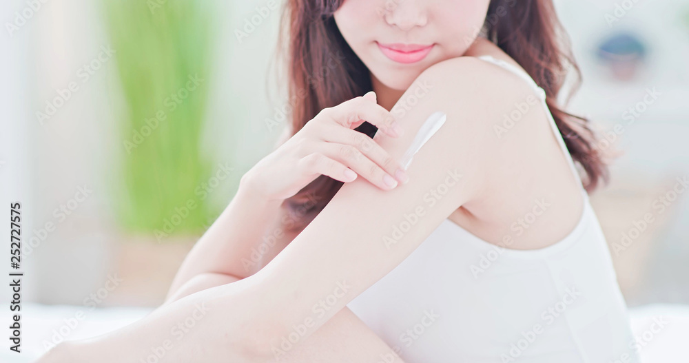 skin care woman applying sunscreen