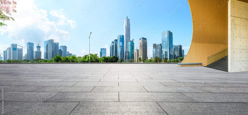 中国深圳，空荡荡的广场层，城市天际线尽收眼底