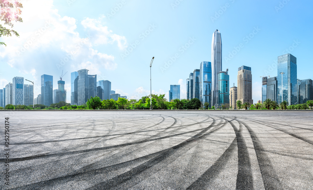 深圳空旷的沥青广场地面和城市天际线，建筑林立