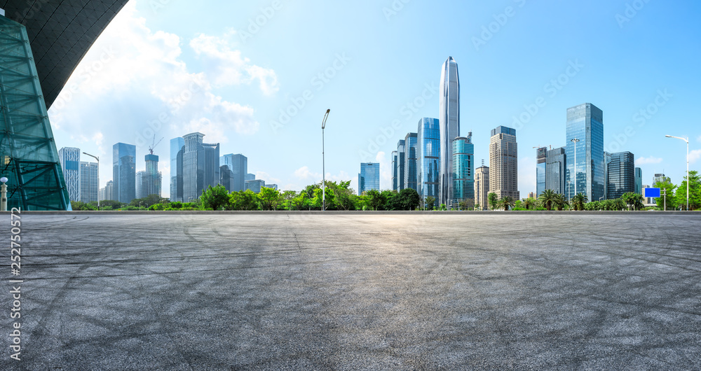 深圳空旷的沥青广场地面和城市天际线，建筑林立