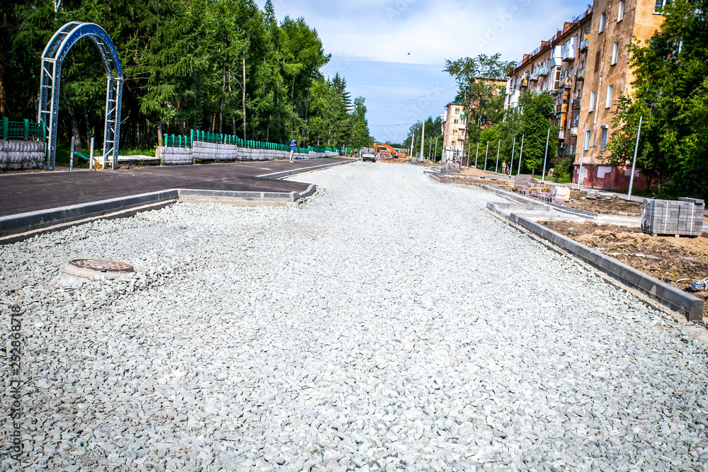 道路施工现场，石头和砾石