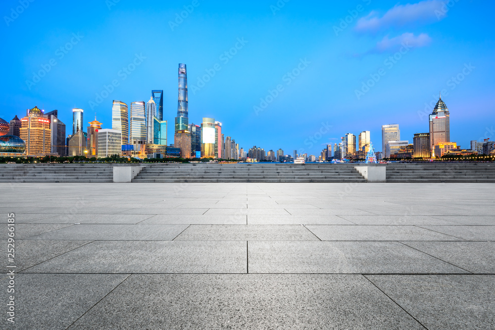 中国上海，空荡荡的广场层，城市天际线尽收眼底