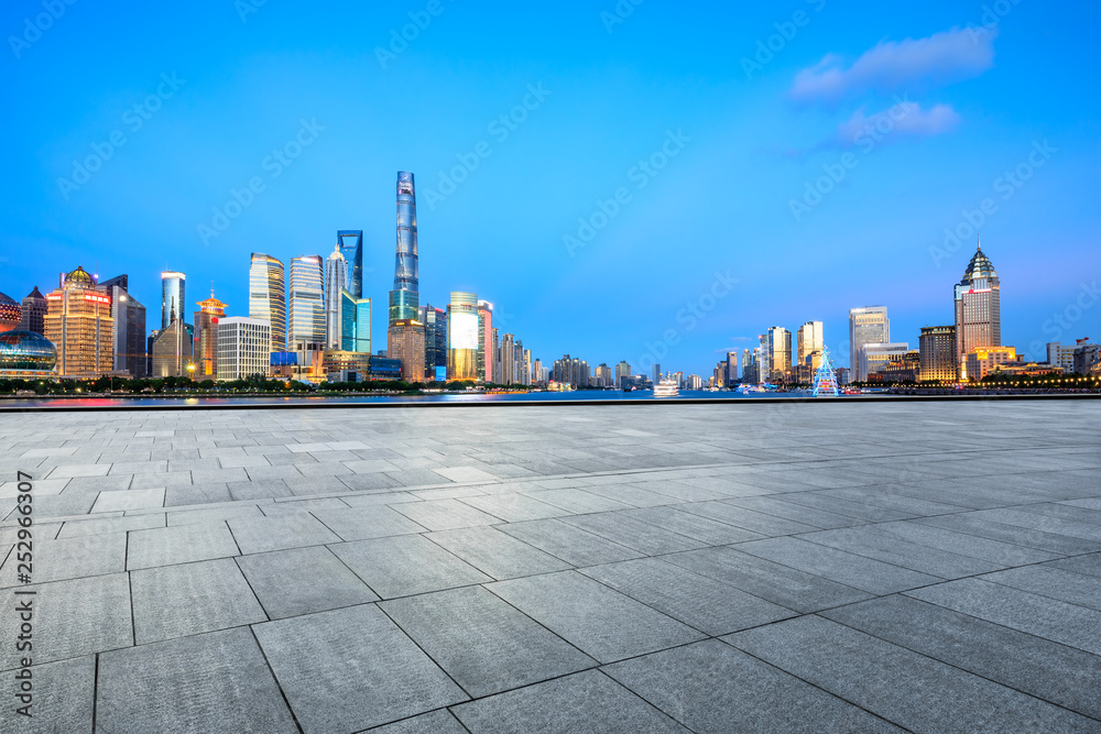 中国上海，空荡荡的广场层，城市天际线尽收眼底