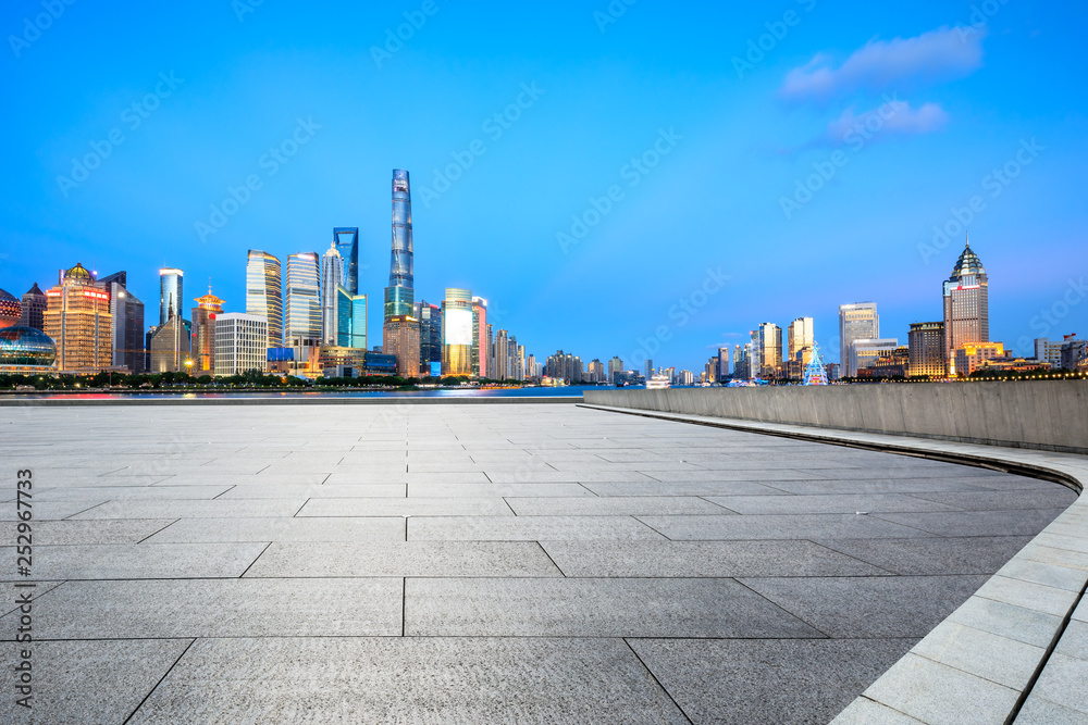 中国上海，空荡荡的广场层，城市天际线尽收眼底