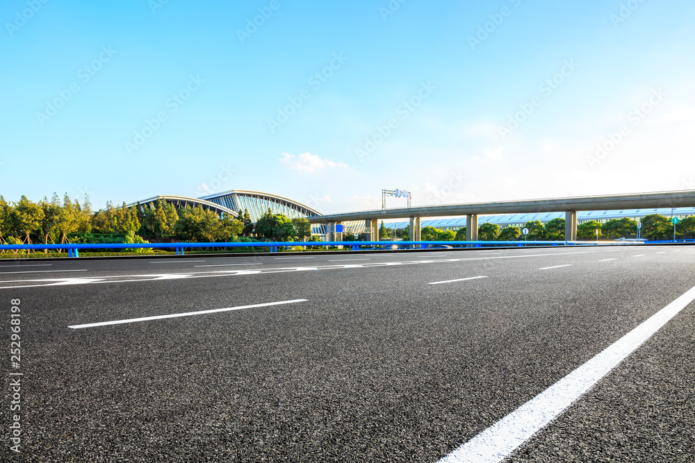 上海空荡荡的柏油路和火车站建筑